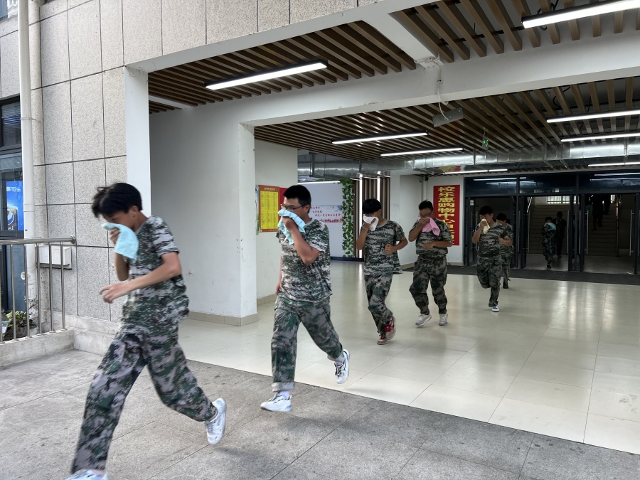 消防演練，學生從宿舍撤離.jpg