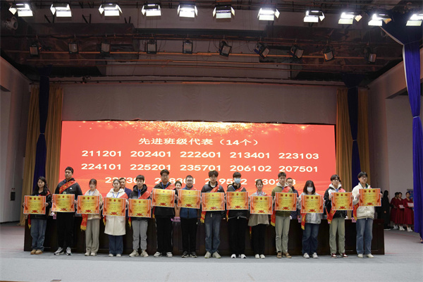 先進集體、優秀學生代表領獎.jpg